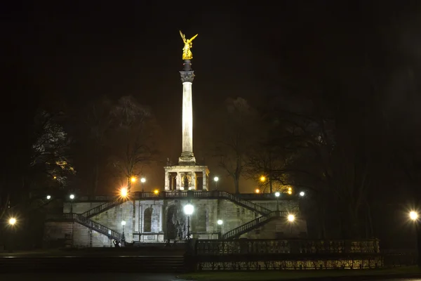 "Statuen av Friedensengel i Munich, Tyskland, om natten – stockfoto
