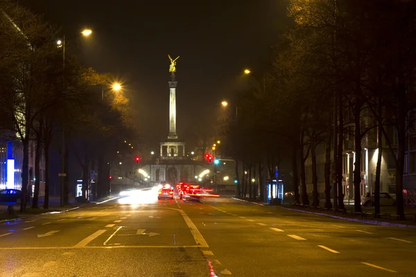 "Estatua de Friedensengel en Munich, Alemania, por la noche — Foto de Stock