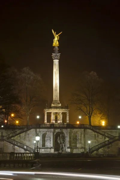 "Friedensengel "staty i München, Tyskland, på natten — Stockfoto
