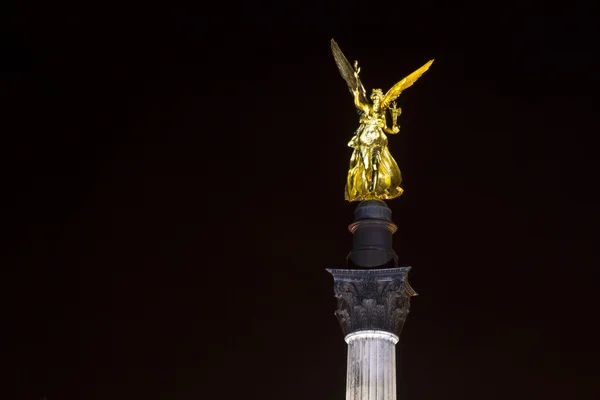"ドイツ・ミュンヘンのフリーデンセンゲル像、夜 — ストック写真