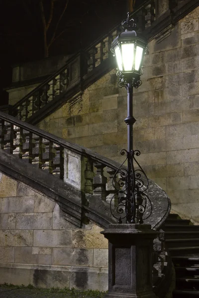 Escadaria na estátua "Friedensengel" em Munique, Alemanha, à noite — Fotografia de Stock