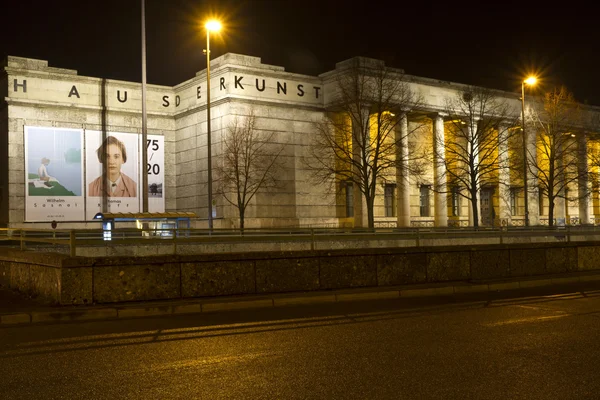 "Haus der Kunst "museum i Munich, Tyskland, om natten – stockfoto