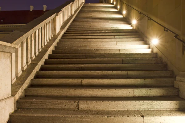 Historické schodiště svítí v noci, Mnichov, Německo — Stock fotografie