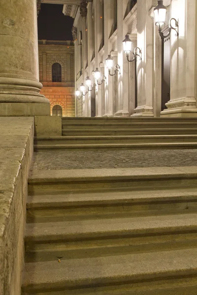 Historische Treppe nachts beleuchtet, München, Deutschland — Stockfoto