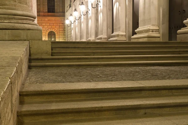 Escalera histórica iluminada por la noche, Munich, Alemania — Foto de Stock
