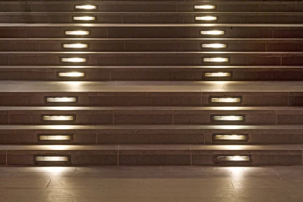 Geceleri aydınlatılan modern merdiven — Stok fotoğraf