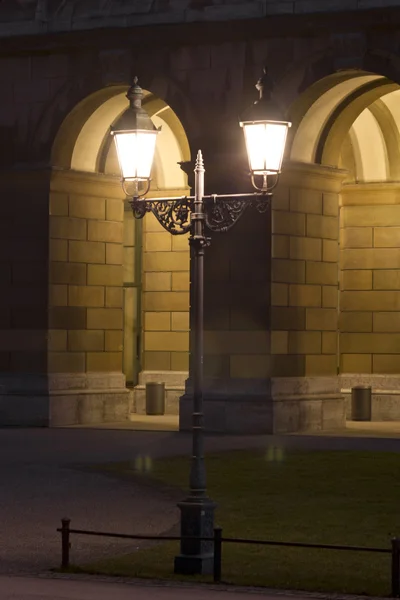 Lanterna de rua em frente a um edifício histórico, Alemanha — Fotografia de Stock
