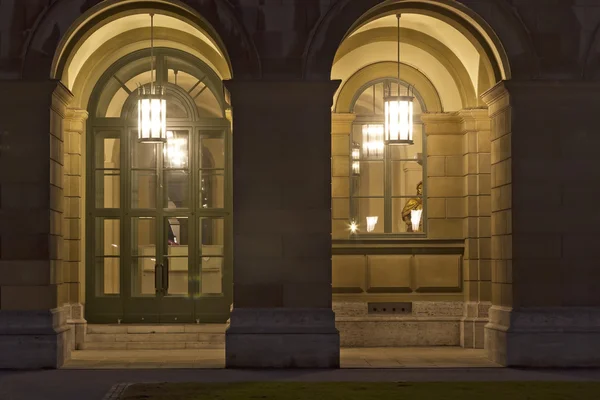 Dos linternas iluminando un edificio histórico —  Fotos de Stock