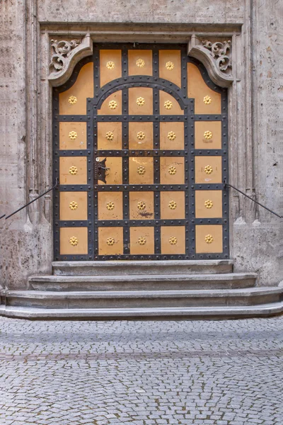 Историческая дверь в новую ратушу в Мюнхене ночью — стоковое фото
