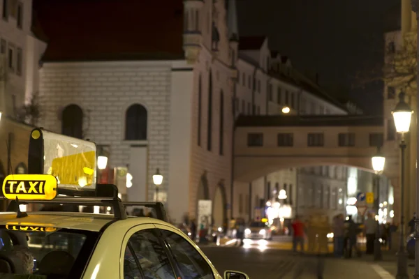 Ταξί, Μόναχο στο κέντρο της πόλης τη νύχτα — Φωτογραφία Αρχείου