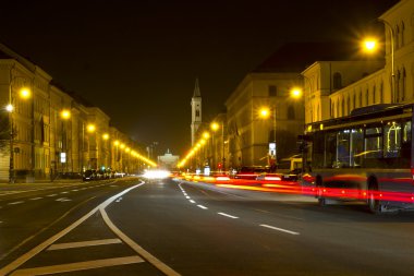 Ludwigstraße in München bei Nacht