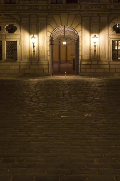 Porta storica illuminata nel centro di Monaco di Baviera, Germania — Foto Stock
