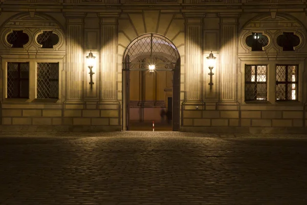 Porta histórica iluminada no centro de Munique, Alemanha — Fotografia de Stock