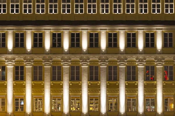 Fachada iluminada en Munich, Alemania, por la noche — Foto de Stock