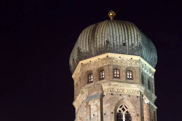 Jedna wieża z kościoła Matki Bożej (frauenkirche), Monachium, Niemcy — Zdjęcie stockowe