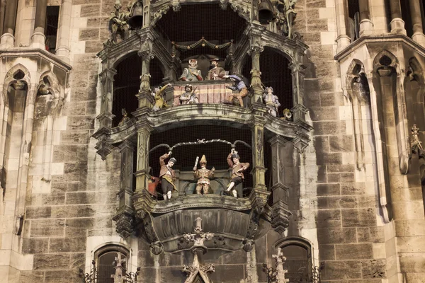 Glockenspiel am neuen Münchner Rathaus mit Fassade in der Nacht — Stockfoto