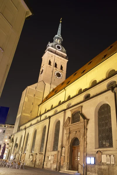 "alter peter "kirche in münchen, deutschland, nachts — Stockfoto