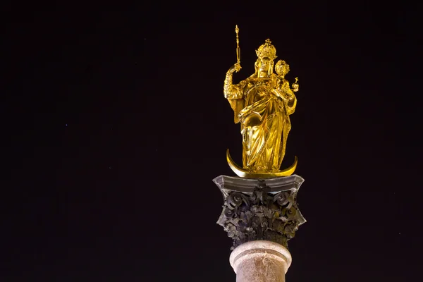 雕塑的圣徒玛丽在慕尼黑，德国，在晚上 — 图库照片