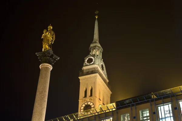 "Iglesia de Alter Peter en Munich, Alemania, por la noche — Foto de Stock