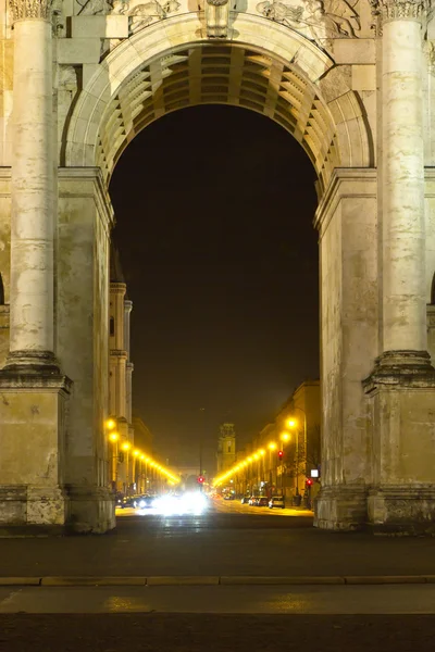 Münih, Almanya, bir tarihi "siegestor" sına kaydırma gece detay — Stok fotoğraf
