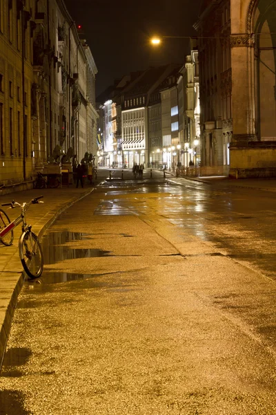 Nákupní ulice v Mnichově, Německo, v noci — Stock fotografie
