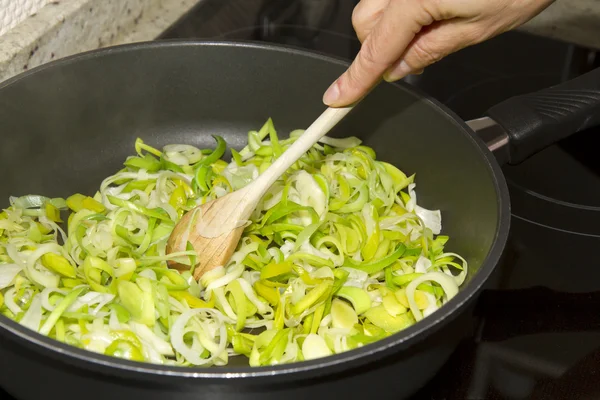 stock image Stewing leek slices in a frying pan