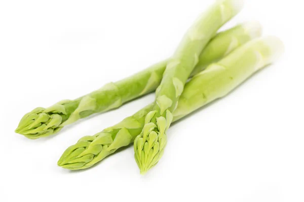 Färsk grön sparris på vit — Stockfoto