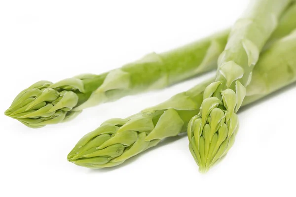 Asparagi verdi freschi su bianco — Foto Stock