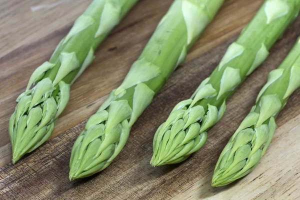 Świeże zielone szparagi na drewnianej desce — Zdjęcie stockowe