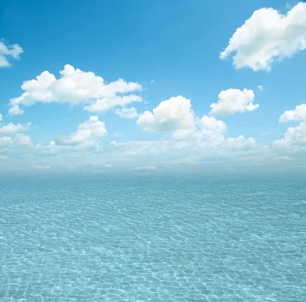 Błękitne morze z falami i błękitnym niebem — Zdjęcie stockowe