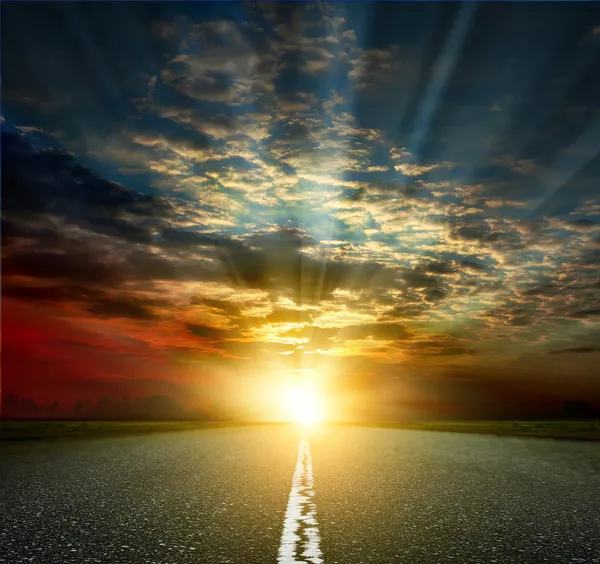 Asfaltové silnici a západ slunce — Stock fotografie