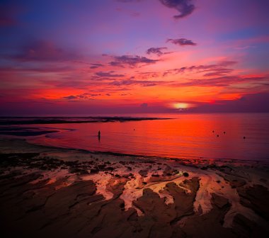 bir deniz üzerinde renkli günbatımı. Bali