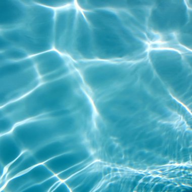 Mavi yüzme havuzunda dalgalı temiz su deseni