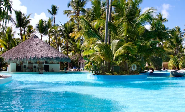 Pool mit blauem Wasser. Dominikanische Republik — Stockfoto