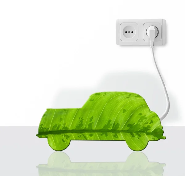 Πράσινο αυτοκίνητο κοπεί από φύλλα. Ελέγξτε έξω τη γκαλερί μου για περισσότερες εικόνες eco. — Φωτογραφία Αρχείου