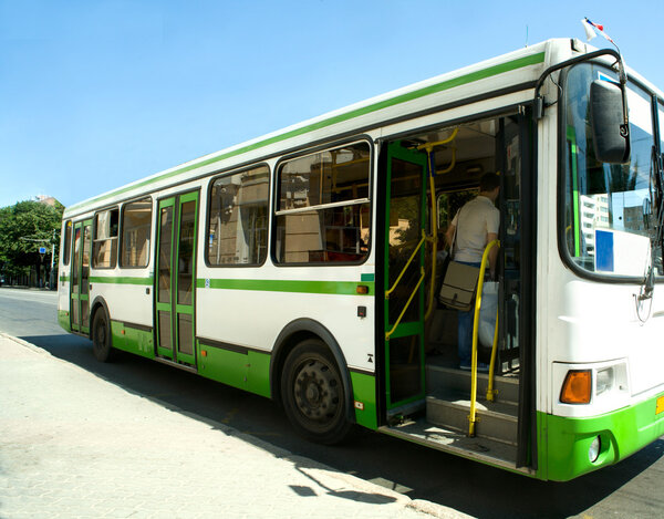Пасджирский автобус в городе
