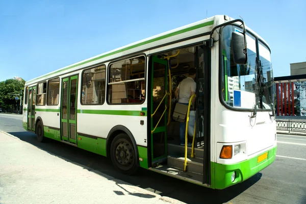Autobus passzhirsky w mieście — Zdjęcie stockowe