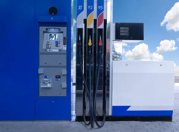 Vista baja de un panel de combustible en una gasolinera — Foto de Stock