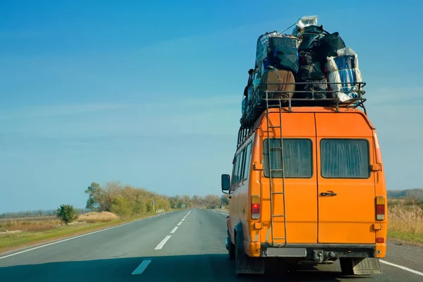The small bus with bags on a roof — Stock Photo, Image