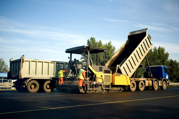 Esparcidor de asfalto en trabajo —  Fotos de Stock