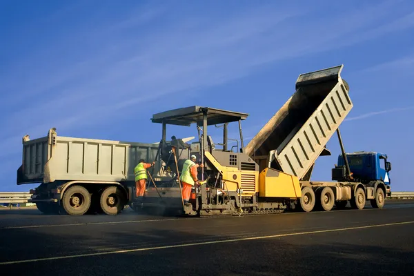 Espalhador de asfalto no trabalho — Fotografia de Stock