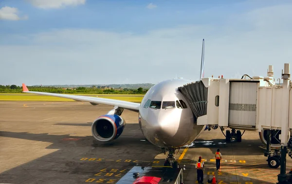 Avião de negócios estacionado no aeroporto — Fotografia de Stock