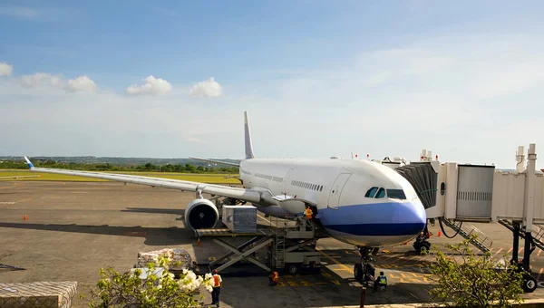 Obchodní letadlo zaparkováno na letišti — Stock fotografie