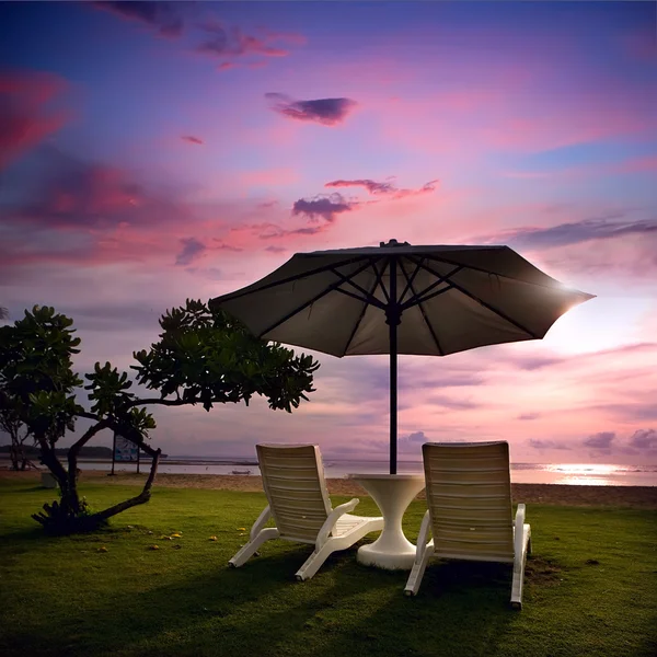 Ranta tuolit täydellinen trooppinen valkoinen hiekkaranta — kuvapankkivalokuva