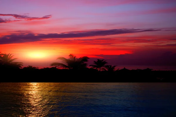Colorido atardecer sobre un mar. Bali. — Foto de Stock