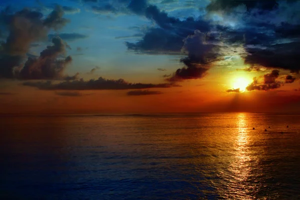 Pôr do sol colorido sobre um mar. Bali. — Fotografia de Stock