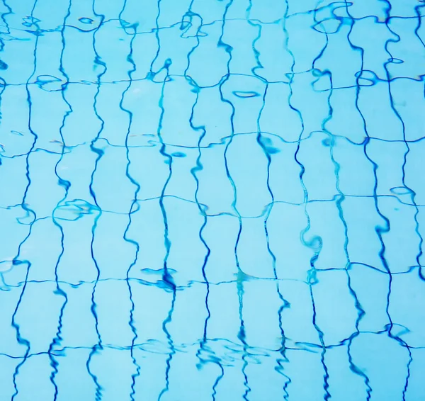 Azul ondulações piscina fundo de água, uma imagem refrescante para o seu projeto — Fotografia de Stock