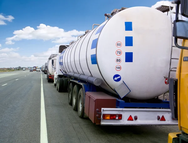 Grote brandstoftankwagen op de snelweg — Stockfoto