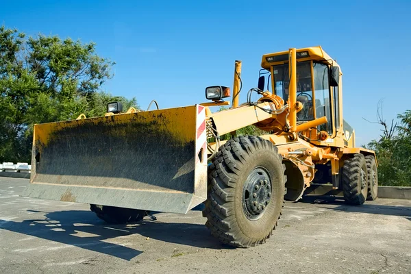 Bulldozer in the parking lot. — Stock Photo, Image