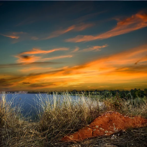 Sonnenuntergang über dem See. Blick von der Klippe — Stockfoto